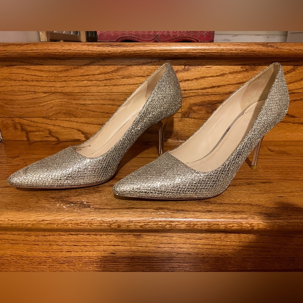 COLE HAAN used in good condition glitter pump with metallic silver heel. Size 11